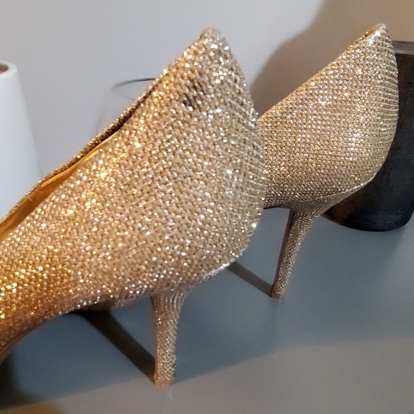Gorgeous Gold Nine West Peep Toe Pumps - Picture 7 of 7